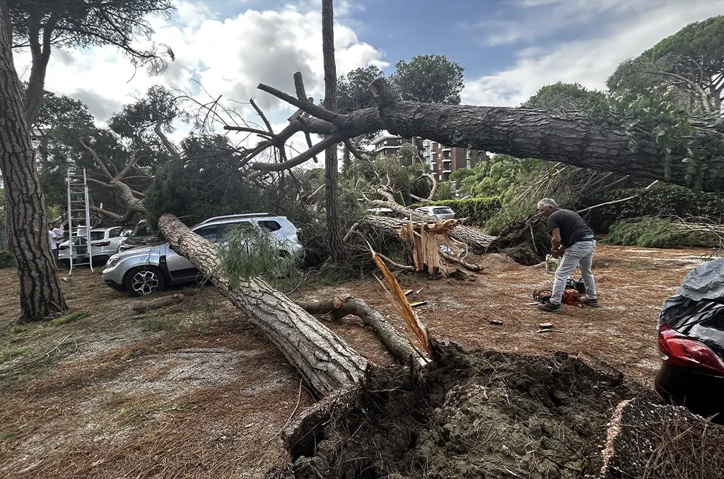 Maltempo in Italia: Nubifragio e Venti a 120 km/h Devastano la Riviera Romagnola nel Weekend del 24 Agosto