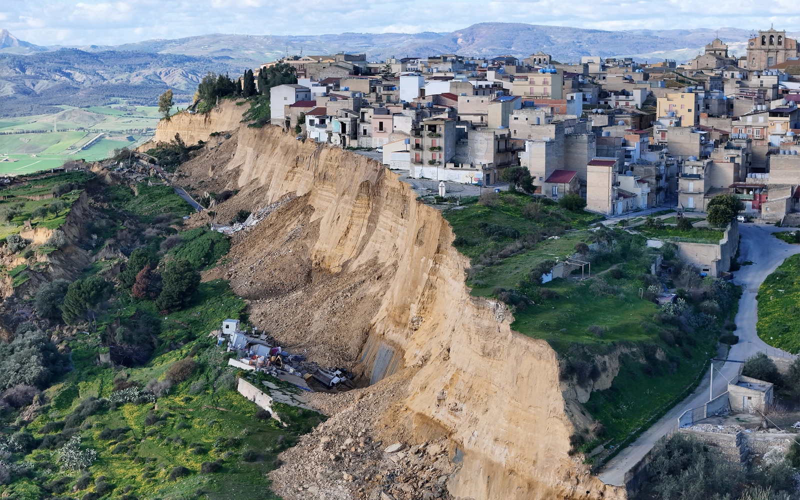 Disastro Idrogeologico in Sicilia: Analisi della Frana di Niscemi del Gennaio 2026